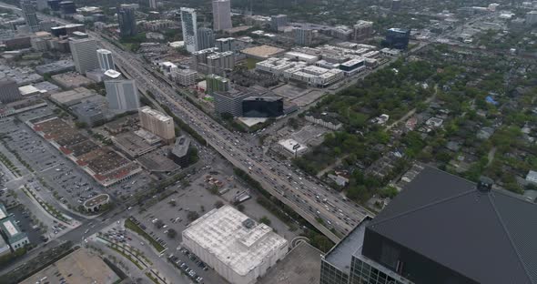 This video is about an aerial view of the Williams Tower and Galleria Mall area in Houston, Texas. T alt