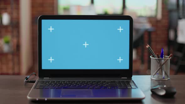 Nobody at Desk with Laptop Computer on Greenscreen alt