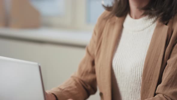 Manager Working On Laptop alt