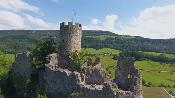 Luftaufnahme eines altertümlichen Schweizer schloss im Jura Neu-Falkenstein ( Solothurn, Balsthal) alt