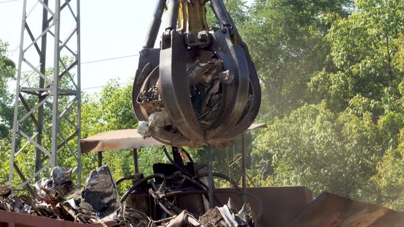 Video of Hydraulic Claw Manipulator Carrrying Old Metal Scrap and Loading It in High Pressure alt