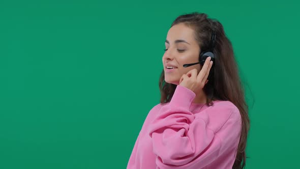 Female Call Center Agent Wearing Headset with Microphone Consults Remotely Happy Woman Dispatcher in alt