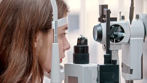 Ophthalmologist - Glow Moving on the Womans Eye alt