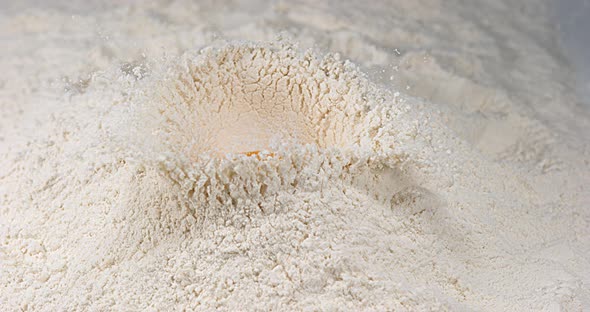 Egg Falling on Flour, Slow Motion 4K alt