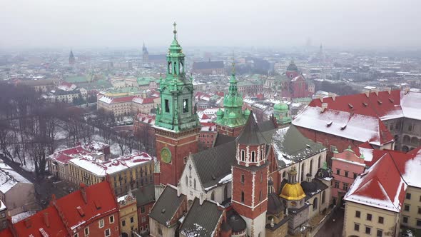Aerial View of Wawel Royal Castle and Cathedral Vistula River Park Promenade and Walking People in alt