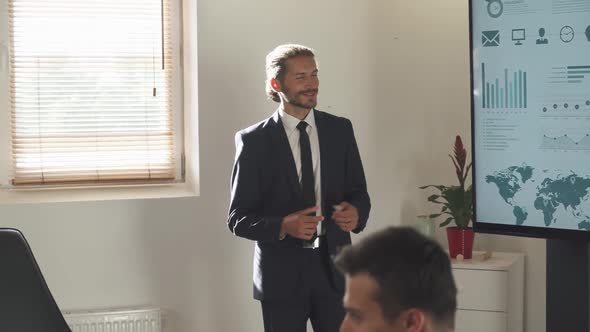 Business Meeting in Office Young Businessman Speak at a Meeting and Shows Financial Infographic in alt