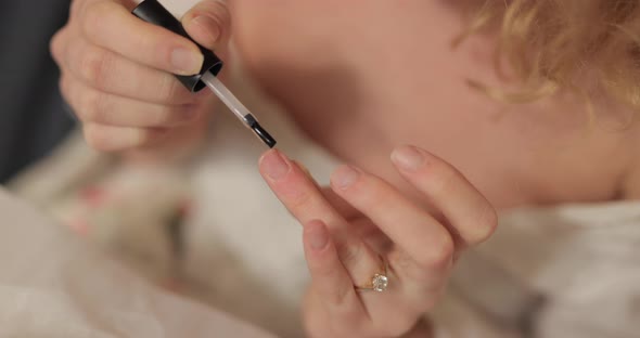 Application of Gel Polish on the Nail alt