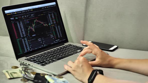 человек ставит галочку на планшете с криптовалютами