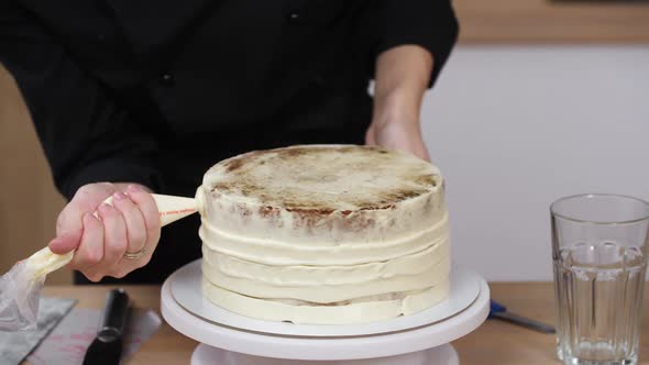 Spreading Cream on the Base of the Cake alt