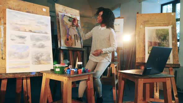 Online Painting Lesson is Being Held By an African Lady alt