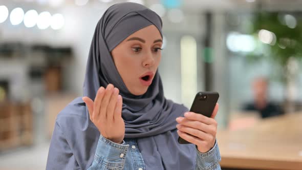 Arab Woman Reacting To Failure on Smartphone  alt