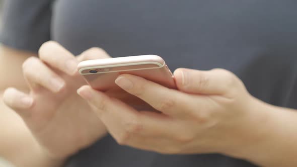 Women Use Smartphone alt