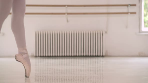 Legs walking on pointe shoes alt