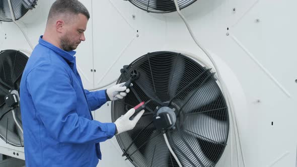 Testing with an anemometer of an axial fan of the condensing unit alt