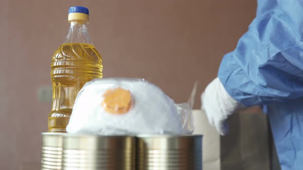 Food packaging and delivery for low-income families in self-isolation alt