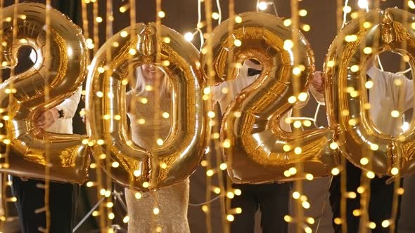 Happy People with 2020 Balloons alt