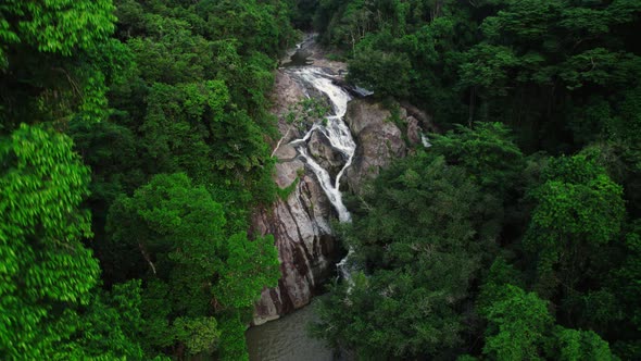 Ascending shot over Hin Lat waterfall in the middle of the jungle in Koh Samui alt