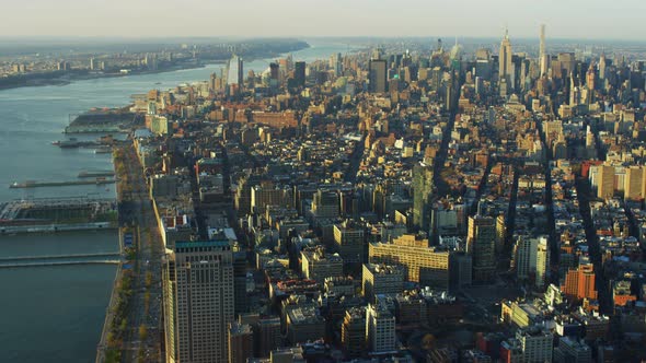 Pan right view of the Hudson River and Manhattan alt