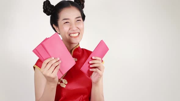 woman wear cheongsam and counting red envelope in concept of happy chinese new year alt