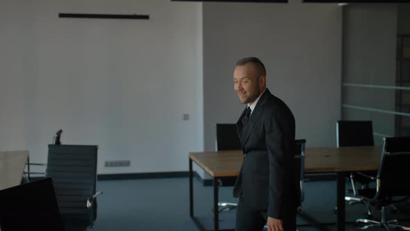 Happy Team of Employees an Their Boss Moving To New Office, Packing Boxes, Smiling. alt