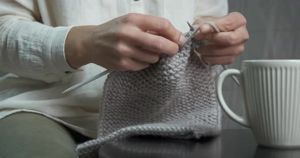 Knitting Couch at Home alt