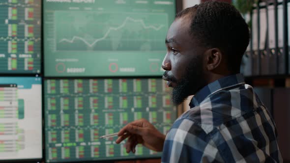 Male Broker Talking About Forex Trade Sales Statistics alt