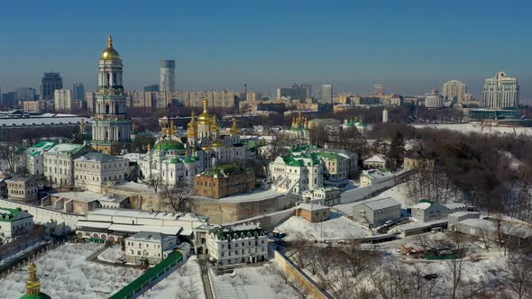 Beautiful winter top view of the Kiev-Pechersk Lavra. alt