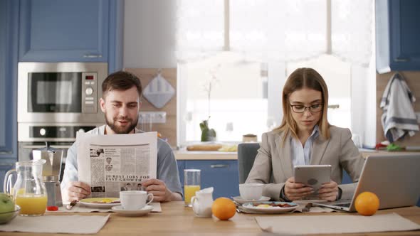 Businesswoman Chatting with Stay-at-Home Boyfriend at Breakfast alt
