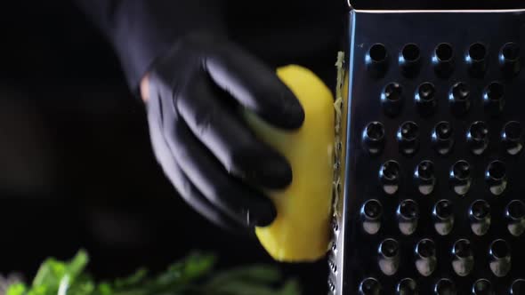 chop potatoes on a grater alt