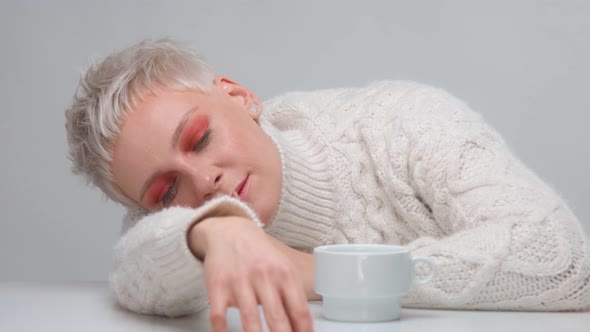 Blond Woman with Short Haircut Wears Knitted Sweater alt