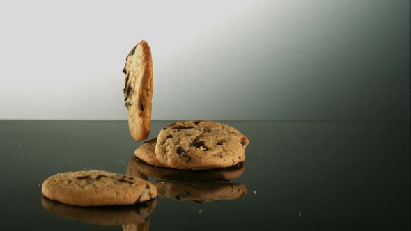 Cookies falling and bouncing in ultra slow motion 1500fps - reflective surface - COOKIES PHANTOM alt