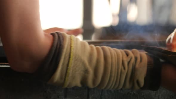 Glassworks glass manufacturing process - glass rolling on the marver alt