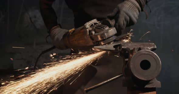 Angle Grinder Metal Processing Process alt