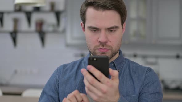 Portrait of Beard Young Man Fail on Smartphone alt