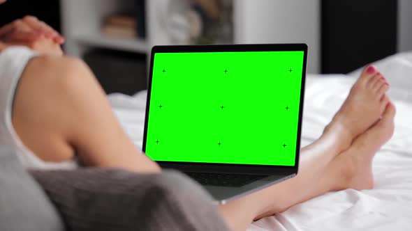 Laptop with Green Screen Using