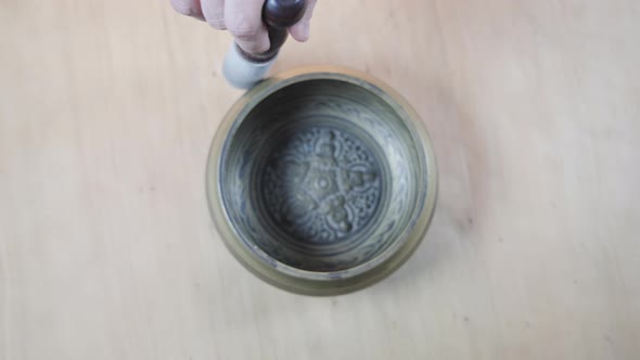 Sounding a tibetan bowl