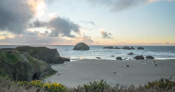 Scenic Oregon Coast beach. People on holiday. Travel background, time-lapse. alt