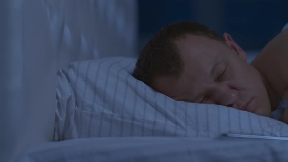 A man woke up at night with a wake-up call, he quickly got out of bed alt