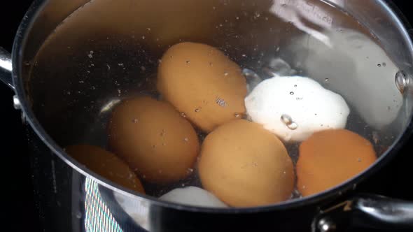 Boiling chicken eggs