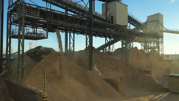 Storage of Wood Chips for the Production of Chipboard in the Open Air alt