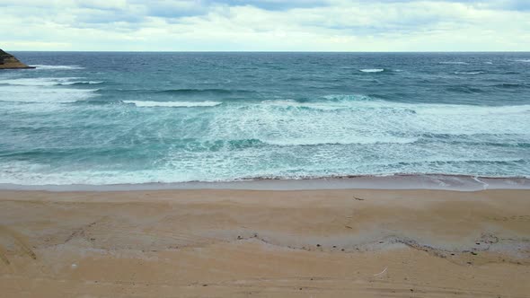 High and powerful waves coming fast to the beach, waves in winter day alt