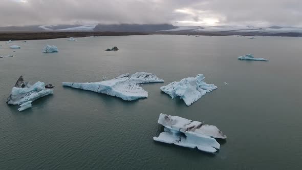4K drone footage of Jokulsarlon glacier lagoon in Iceland alt