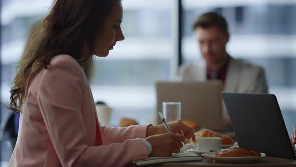 Entrepreneur Woman Lunch Break Working Writing Business Notes in Cafe Office alt