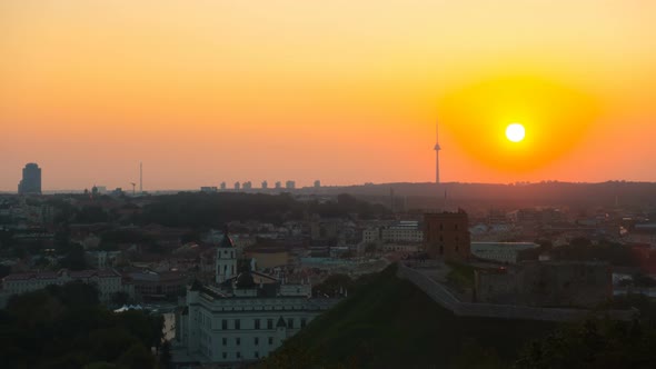Sunset in Vilnius, view of the Tower of Gediminas, time-lapse alt