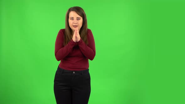 Pretty Girl Froze and Trying To Keep Warm. Green Screen alt