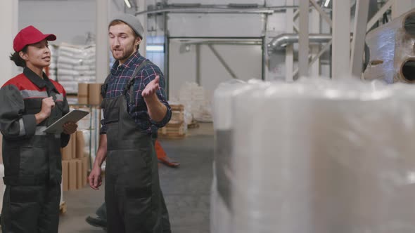 Workers Talking At Polyethylene Production Plant alt