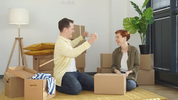 Married Couple Have Fun While Preparing Personal Stuff Relocating to First Own House