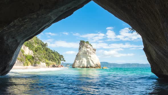 Cathedral Cove in New Zealand alt