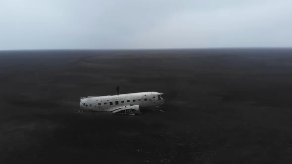 a plane that crashed on black sand alt