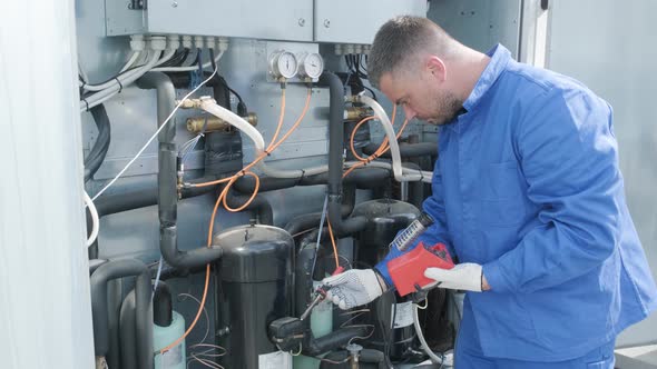 The technician repair electronic temperature sensors with an electronic alt